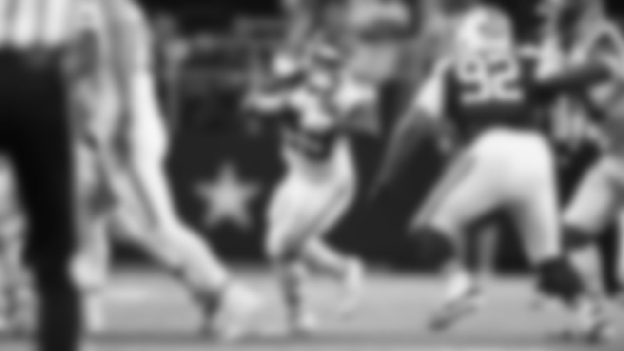 Kansas City Chiefs running back Kareem Hunt (29) runs th ball during a week 13 NFL football game against the Dallas Cowboys on Thursday, November 27, 2025 in Arlington, TX.