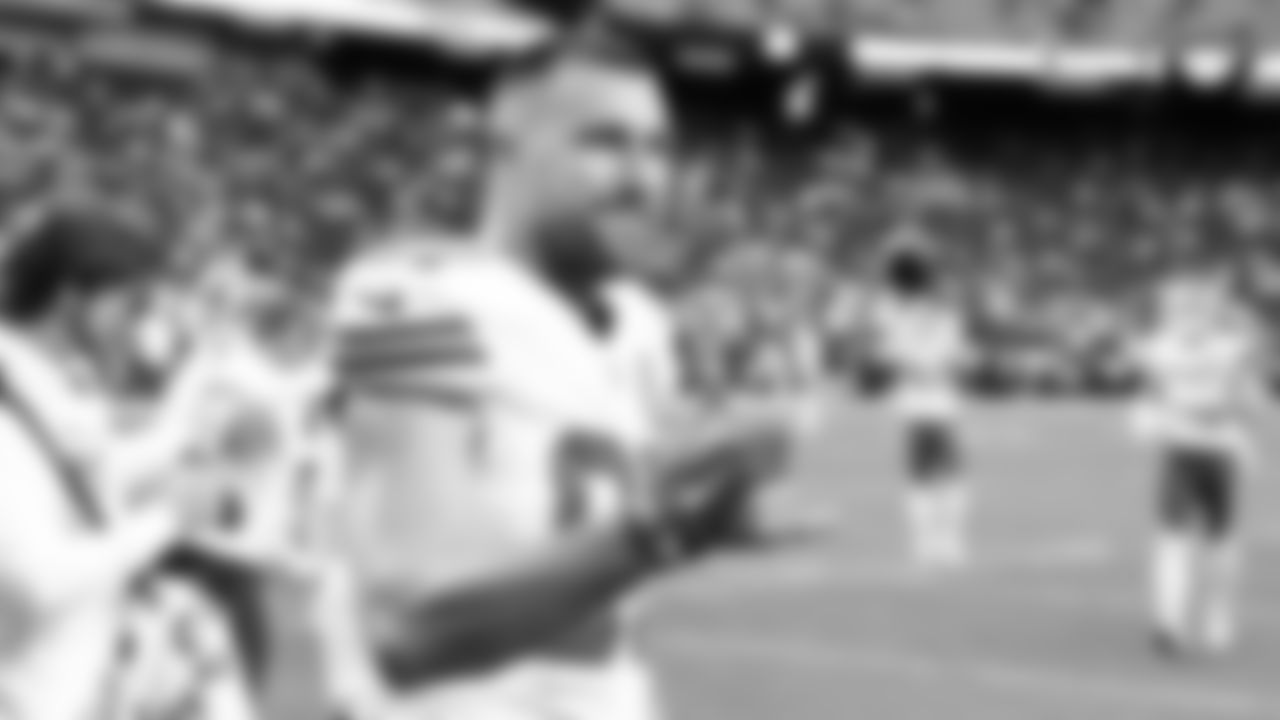 Kansas City Chiefs tight end Travis Kelce (87) smiles and gestures to the fans prior to a week 18 NFL football game against the Las Vegas Raiders, Sunday, January 4, 2026 in Las Vegas, NV.