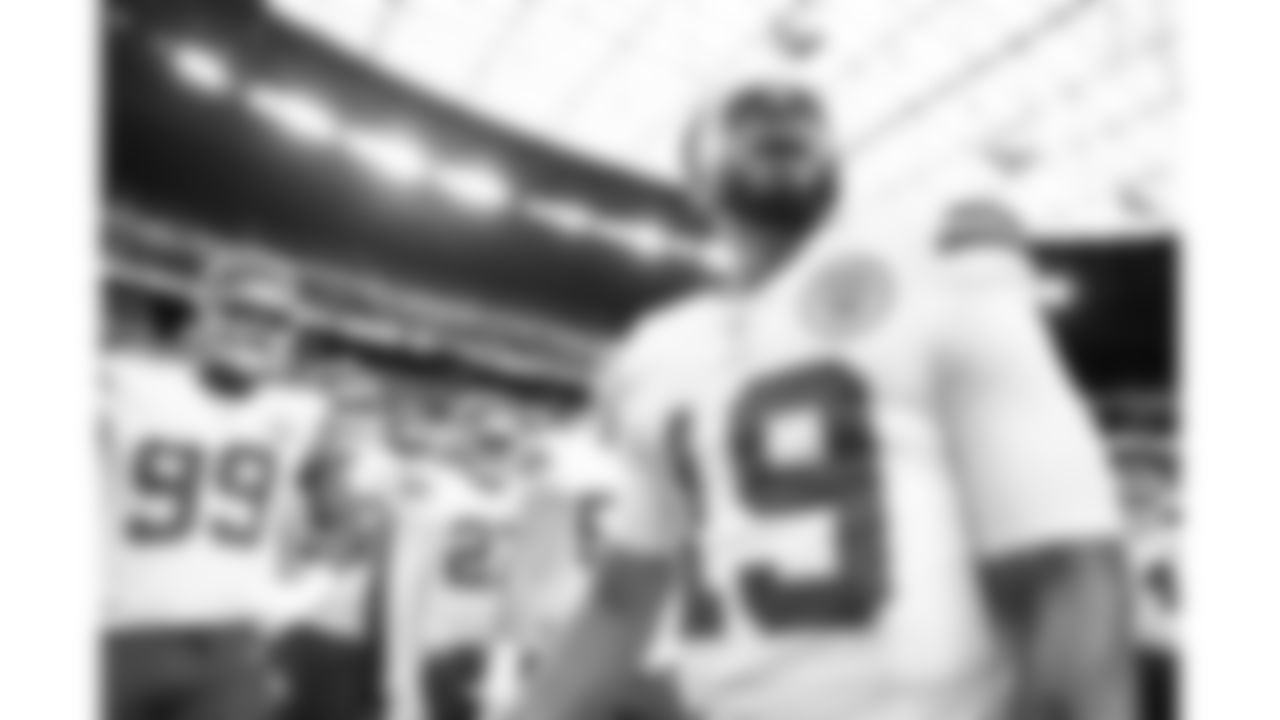 Kansas City Chiefs quarterback Chris Oladokun (19) addresses the team on the field prior to a week 18 NFL football game against the Las Vegas Raiders, Sunday, January 4, 2026 in Las Vegas, NV.