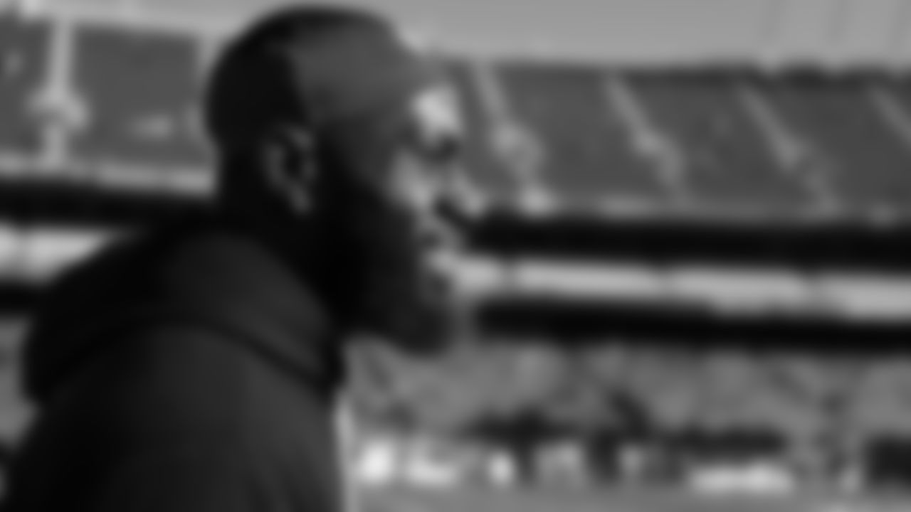 Kansas City Chiefs defensive end Charles Omenihu (90) looks on prior to an NFL week 15 matchup against the Los Angeles Chargers, Sunday December 14, 2025.