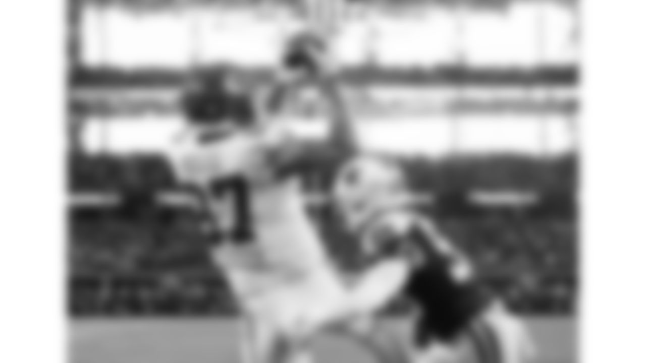 Kansas City Chiefs tight end Travis Kelce (87) scores a touchdown during a week 13 NFL Football game against the Dallas Cowboys on Thursday, November 27, 2025 in Dallas, Texas.