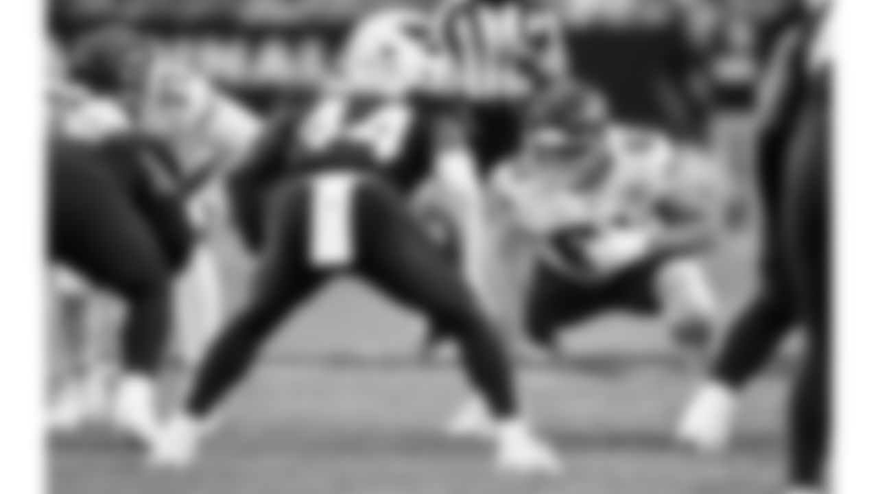 Kansas City Chiefs offensive lineman C.J. Hanson (61) in position during a preseason week 1 NFL football game against the Arizona Cardinals, Saturday, August 9, 2025 in Glendale, AZ.