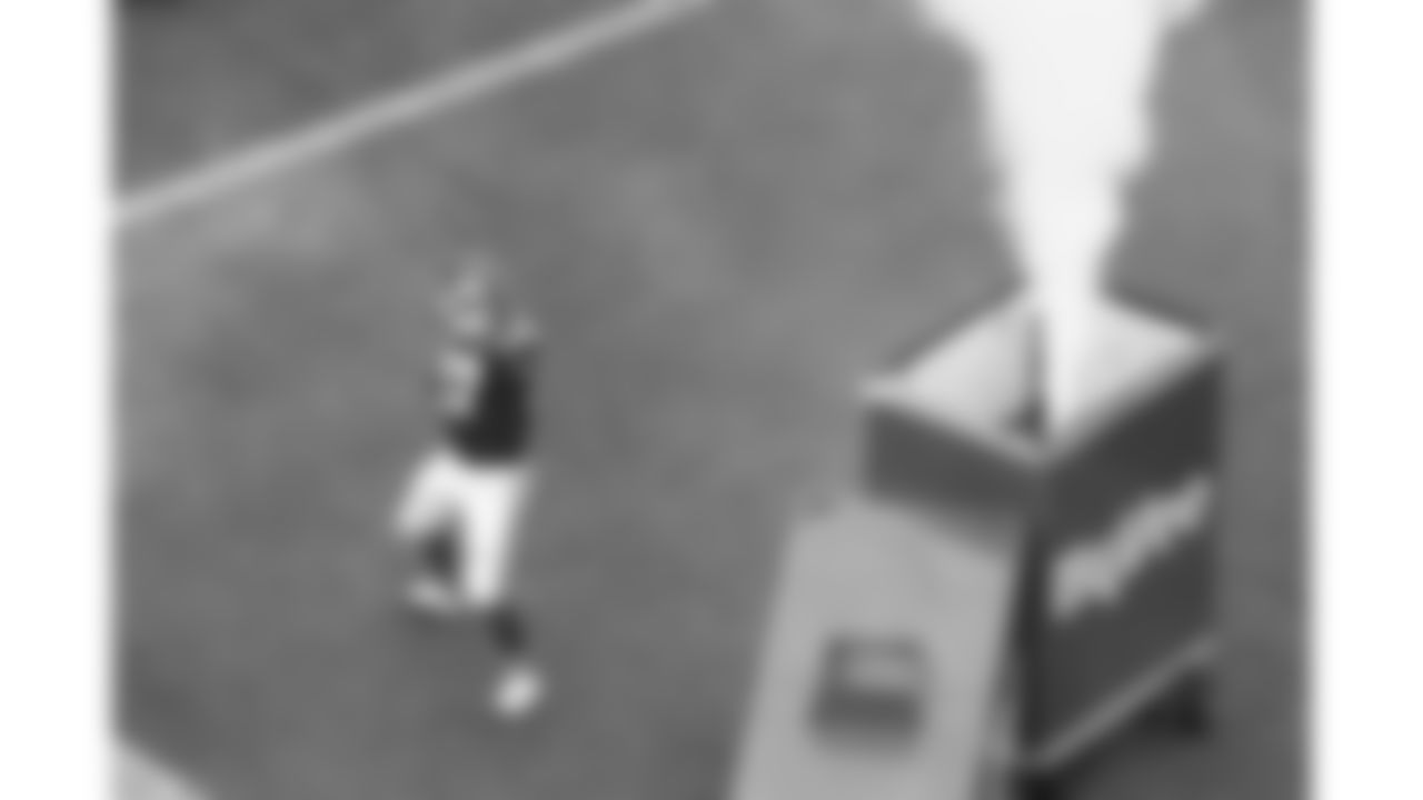 Kansas City Chiefs tight end Travis Kelce (87) runs out from the tunnel prior to the week 2 NFL football game against the Philadelphia Eagles, Sunday, September 14, 2025 in Kansas City, MO.