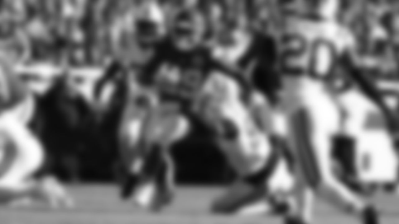 Kansas City Chiefs running back Kareem Hunt (29) runs the ball during a week 12 NFL Football game against the Indianapolis Colts on Sunday, November 23, 2025 in Kansas City, MO