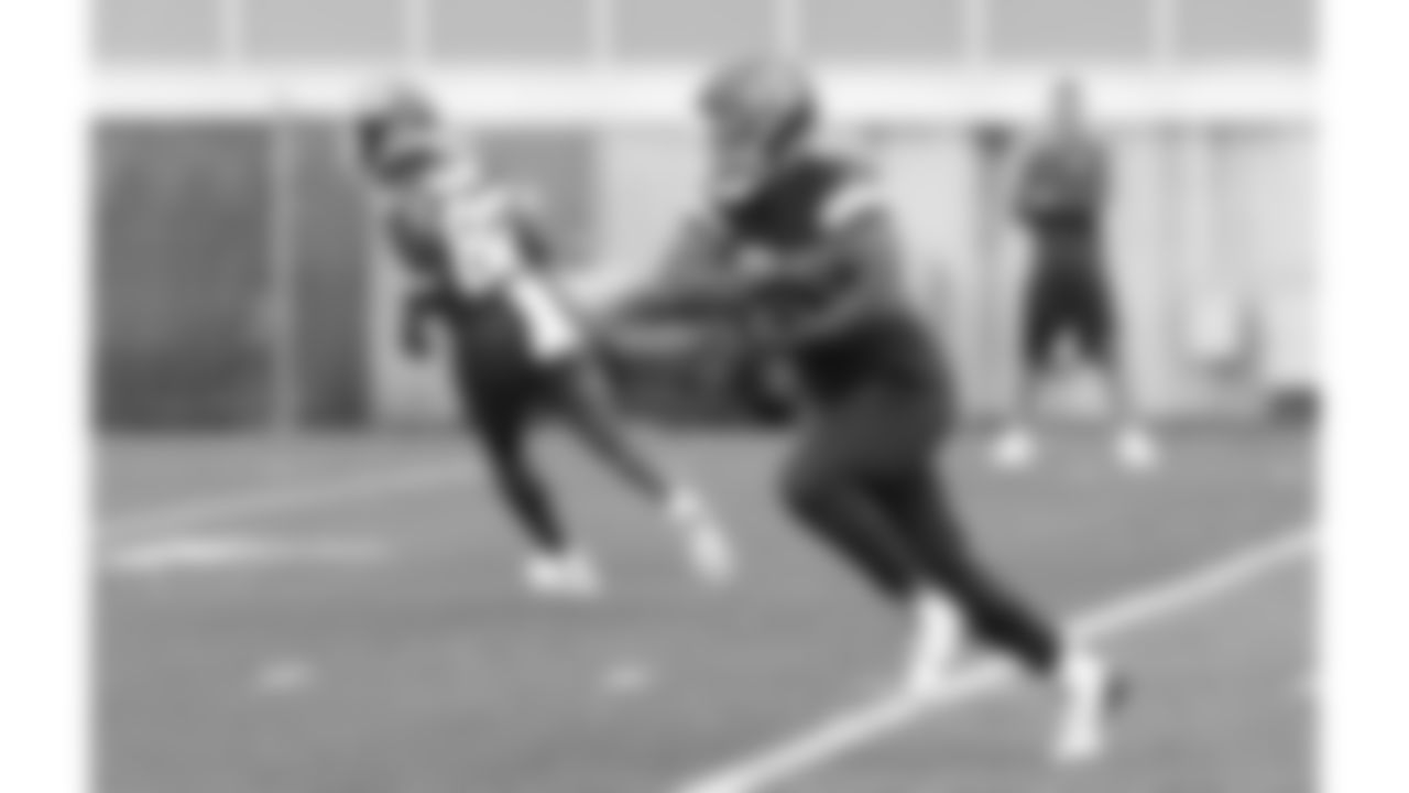 Kansas City Chiefs running back Elijah Mitchell (25) practices during phase 3 of OTAs on Tuesday June 17, 2025 in Kansas City, MO.