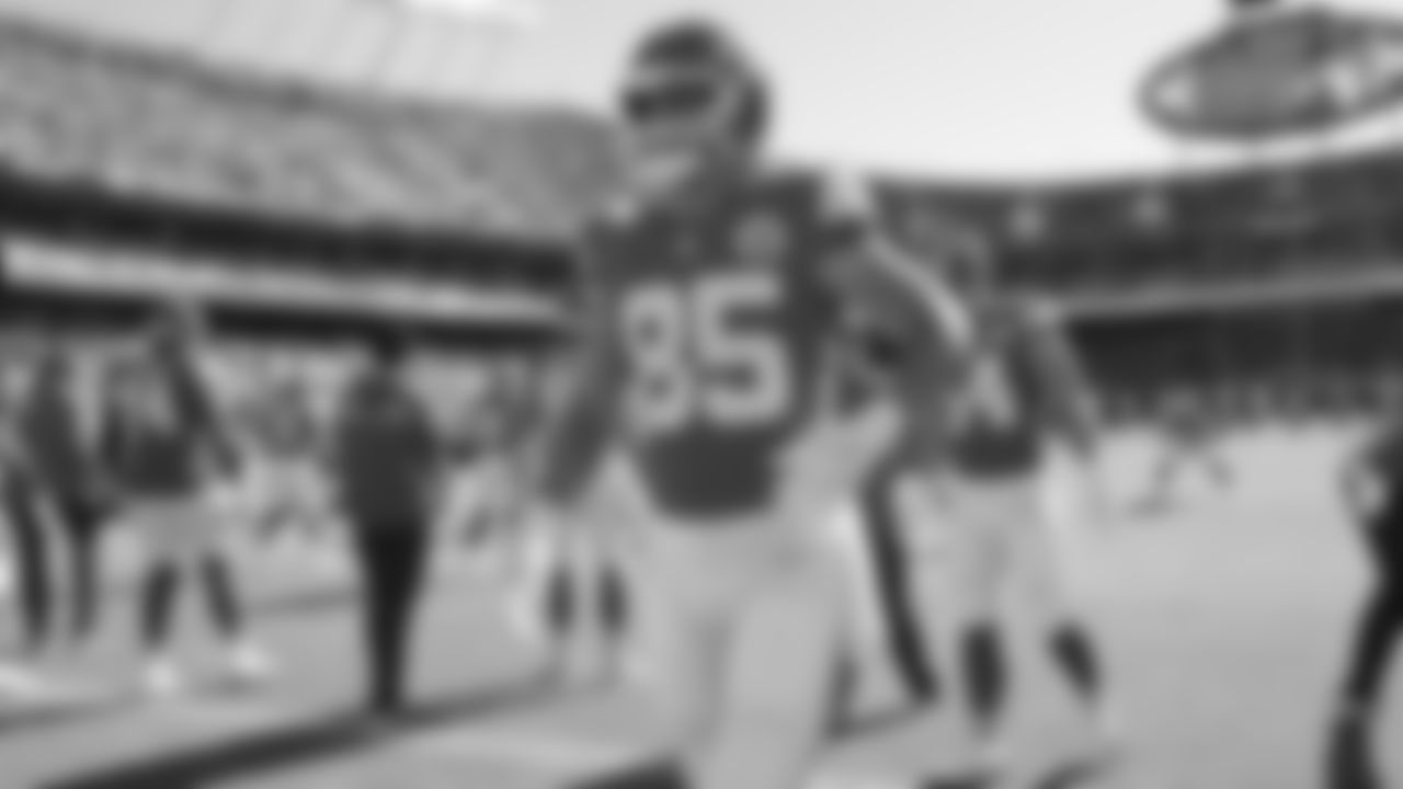 Kansas City Chiefs tight end Robert Tonyan (85) on the field prior to a week 7 NFL Football game against the Las Vegas Raiders on Sunday, October 19, 2025 in Kansas City, MO.