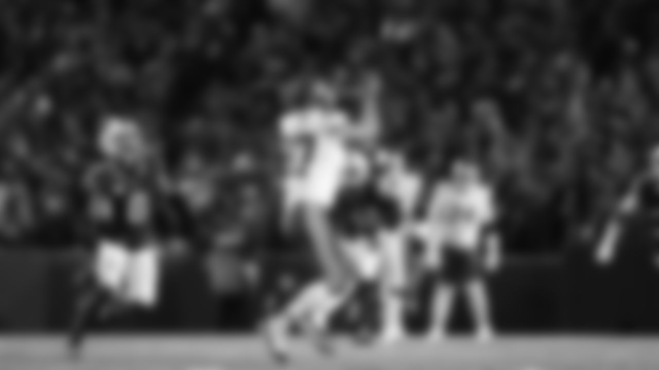 Kansas City Chiefs tight end Travis Kelce (87) catches a pass during a week 9 NFL football game against the Buffalo Bills, Sunday, November 2, 2025 in Buffalo, NY