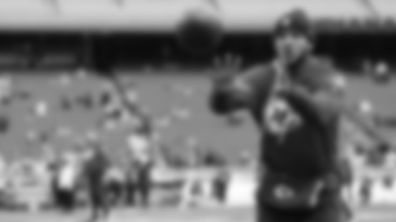 Kansas City Chiefs defensive back Jaden Hicks (21) warms up prior to a week 12 NFL Football game against the Indianapolis Colts on Sunday, November 23, 2025 in Kansas City, MO