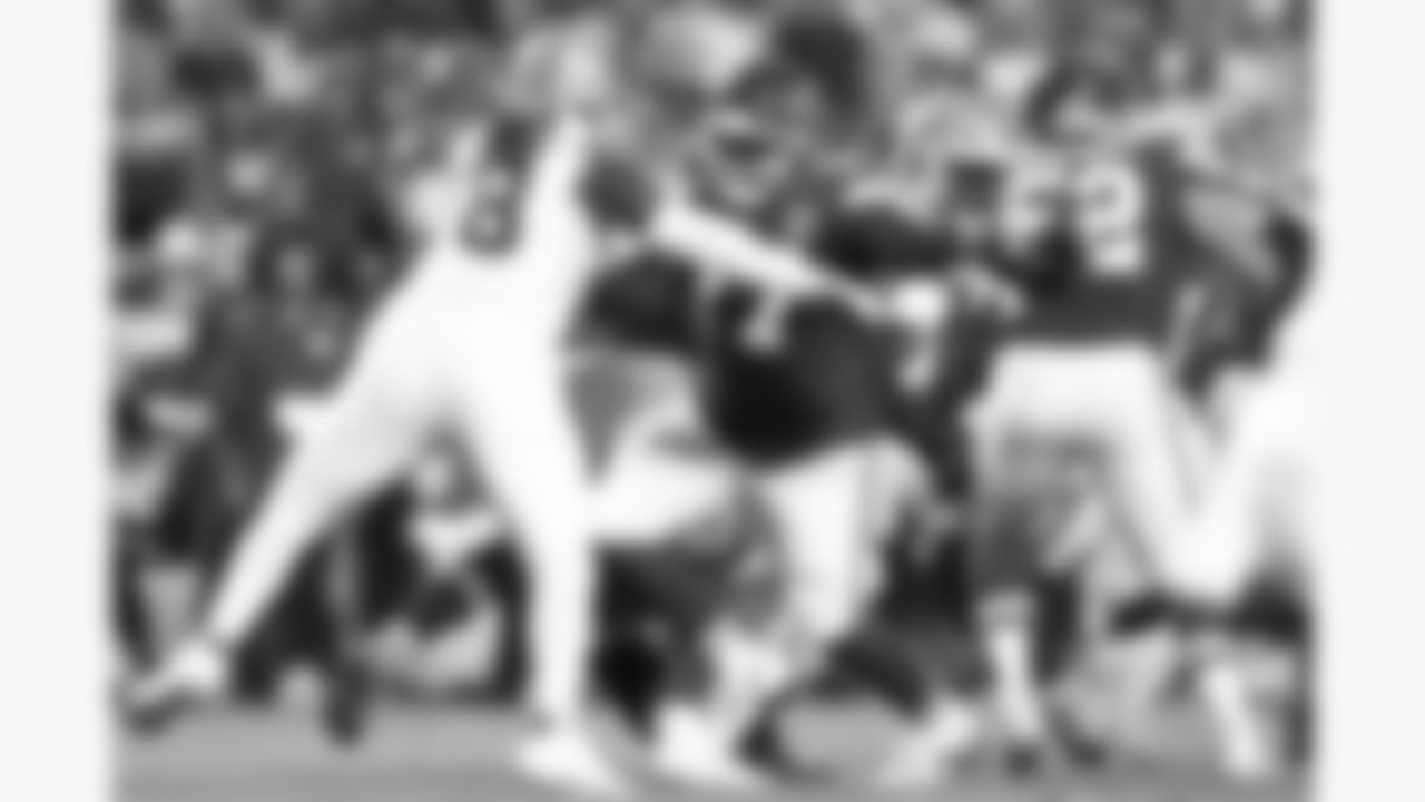 Kansas City Chiefs offensive lineman Jaylon Moore (77) blocks Detroit Lions defensive tackle Tyler Lacy (78) during the week 6 NFL football game, Sunday, October 12, 2025 in Kansas City, MO.