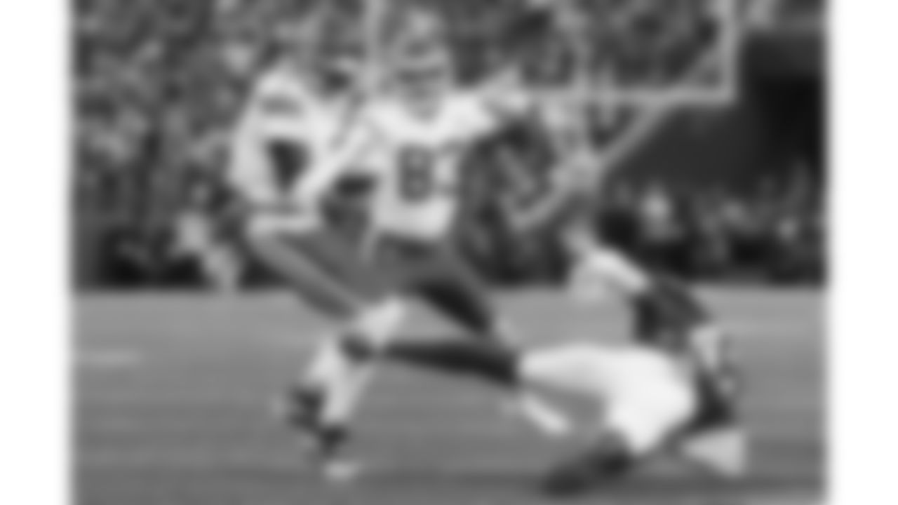 Kansas City Chiefs wide receiver Xavier Worthy (1) evades a defender during a week 9 NFL football game against the Buffalo Bills, Sunday, November 2, 2025 in Buffalo, NY.