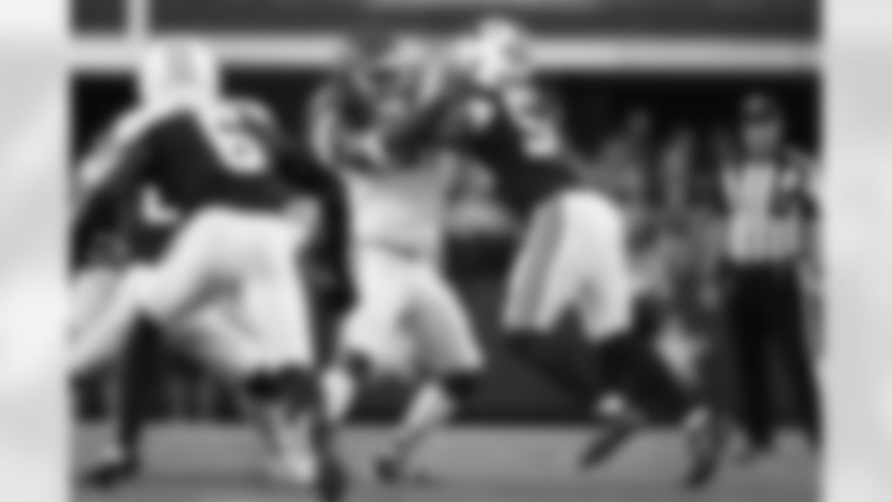 Kansas City Chiefs tackle Josh Simmons (71) blocks a defender during a week 13 NFL football game against the Dallas Cowboys on Thursday, November 27, 2025 in Arlington, TX.