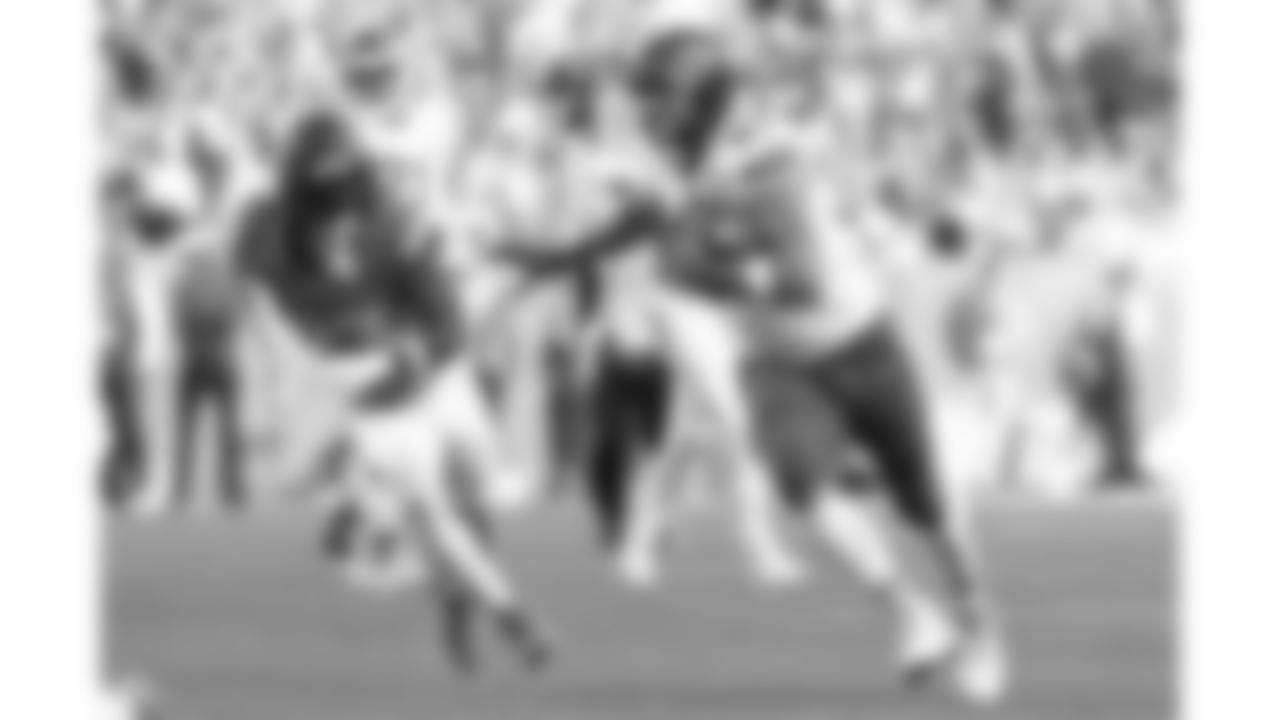 Kansas City Chiefs tight end Travis Kelce (87) runs with the ball during a week 11 NFL Football game against the Denver Broncos on Sunday, November 16, 2025 in Denver, Colorado.