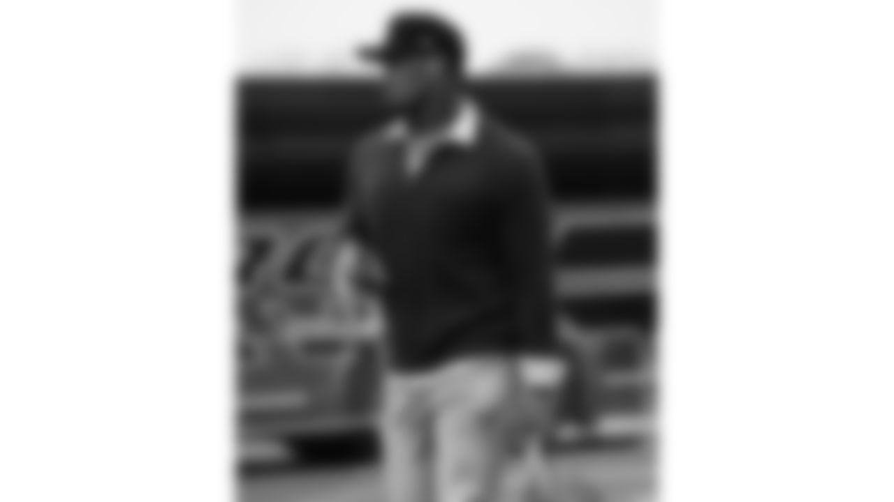 Kansas City Chiefs tackle Josh Simmons (71) arrives prior to a week 12 NFL Football game against the Indianapolis Colts on Sunday, November 23, 2025 in Kansas City, MO