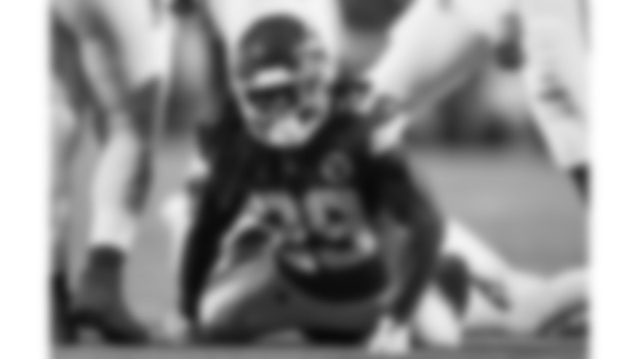 Kansas City Chiefs running back Kareem Hunt (29) celebrates during the week 6 NFL football game against the Detroit Lions, Sunday, October 12, 2025 in Kansas City, MO.