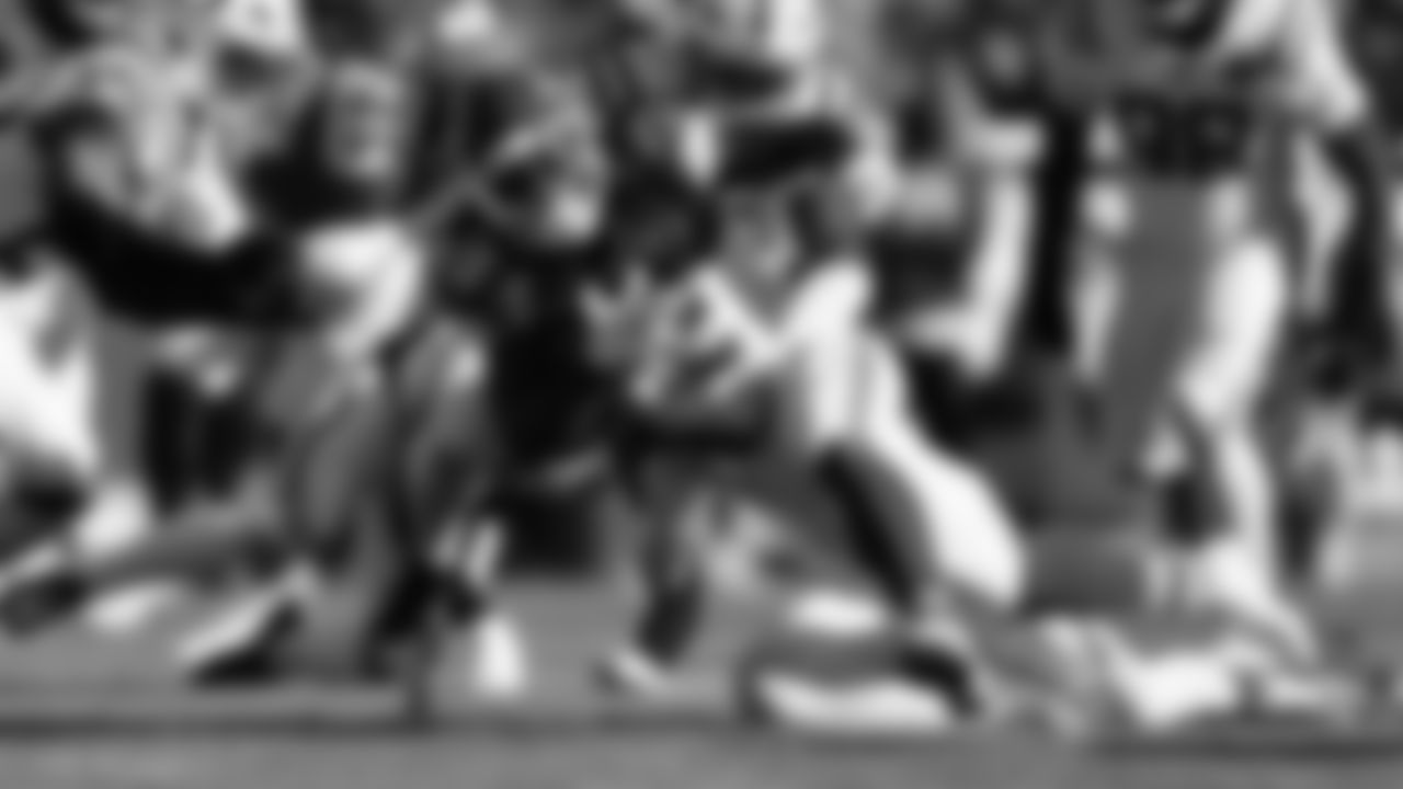 Kansas City Chiefs running back Kareem Hunt (29) runs the ball during a week 12 NFL Football game against the Indianapolis Colts on Sunday, November 23, 2025 in Kansas City, MO