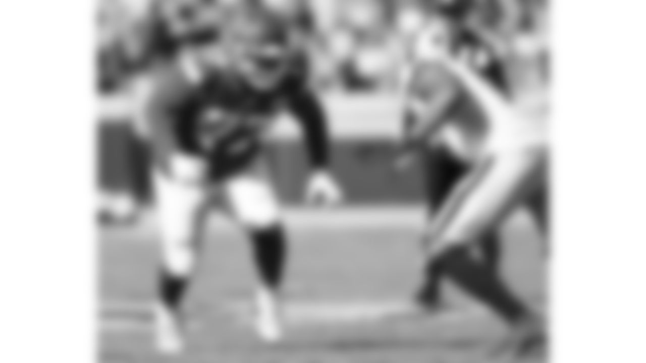 Kansas City Chiefs offensive lineman Jaylon Moore (77) in action during a week 7 NFL football game against the Las Vegas Raiders, Sunday, October 19, 2025 in Kansas City, MO.