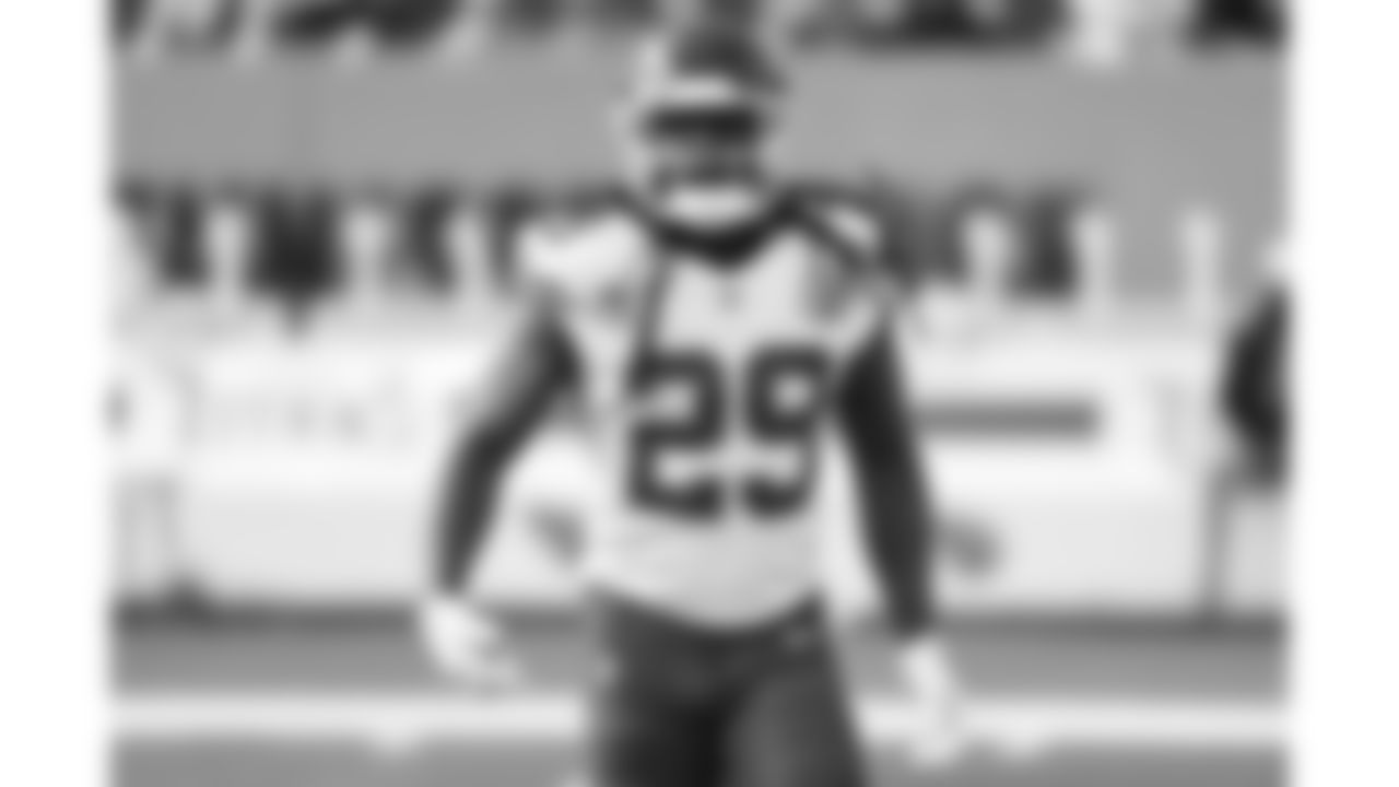 Kansas City Chiefs running back Kareem Hunt (29) warms up prior to a week 16 NFL Football game against the Tennessee Titans on Sunday, December 21, 2025 in Nashville, Tennessee.