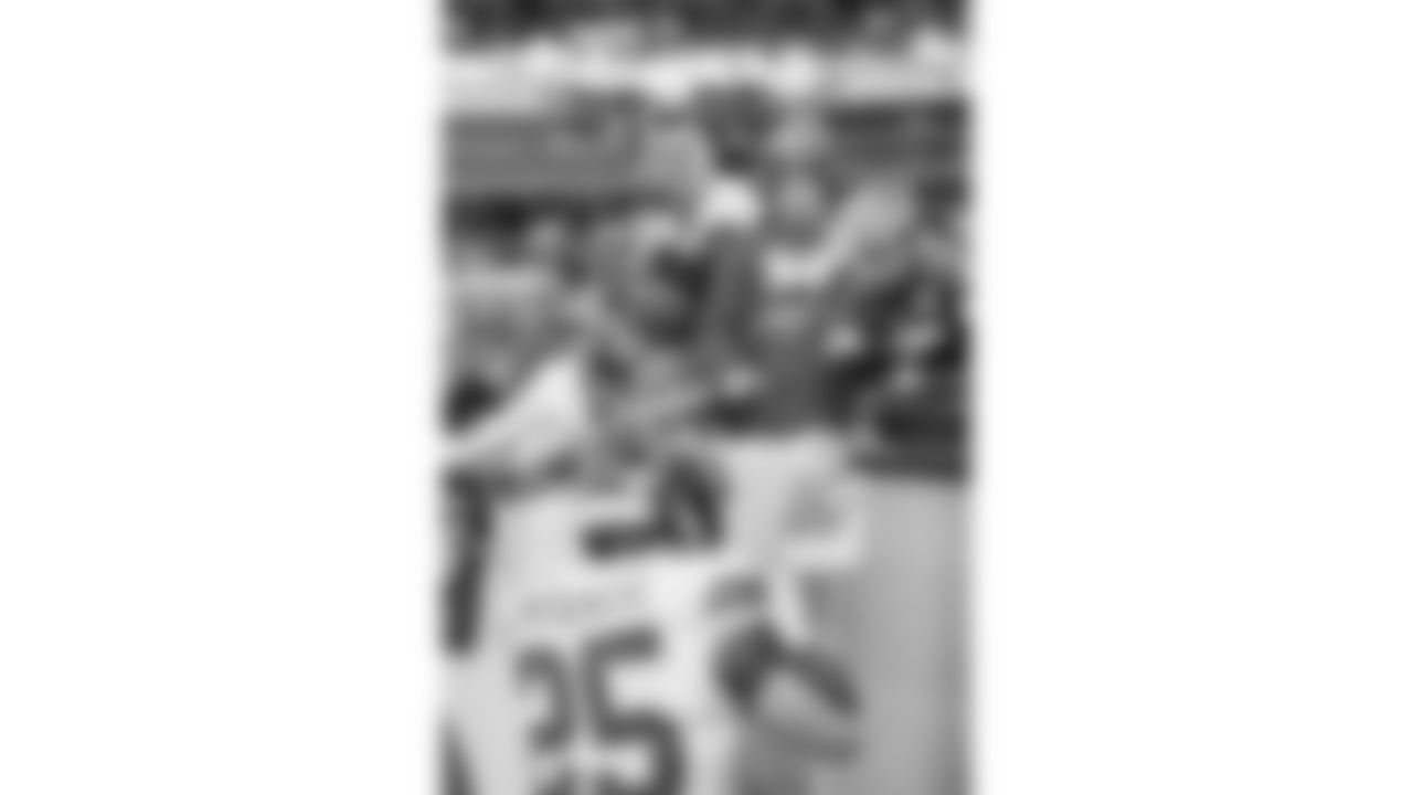 Kansas City Chiefs running back Elijah Mitchell (25) signs fans merchandise prior to a week 11 NFL Football game against the Denver Broncos on Sunday, November 16, 2025 in Denver, Colorado.