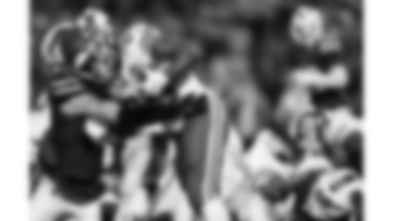 Kansas City Chiefs running back Kareem Hunt (29) runs the ball during a week 9 NFL football game against the Buffalo Bills, Sunday, November 2, 2025 in Buffalo, NY