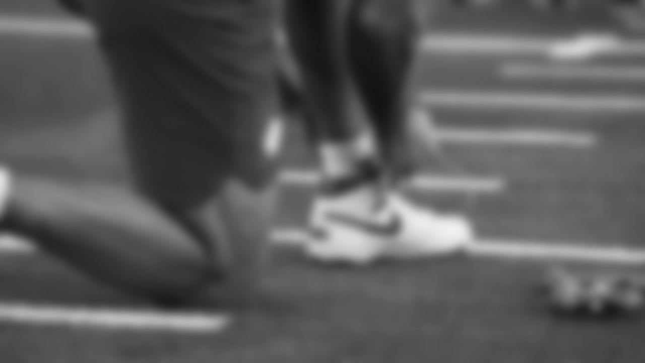 Kansas City Chiefs tight end Travis Kelce (87) ties his shoe prior to a week 13 NFL football game against the Dallas Cowboys on Thursday, November 27, 2025 in Arlington, TX.