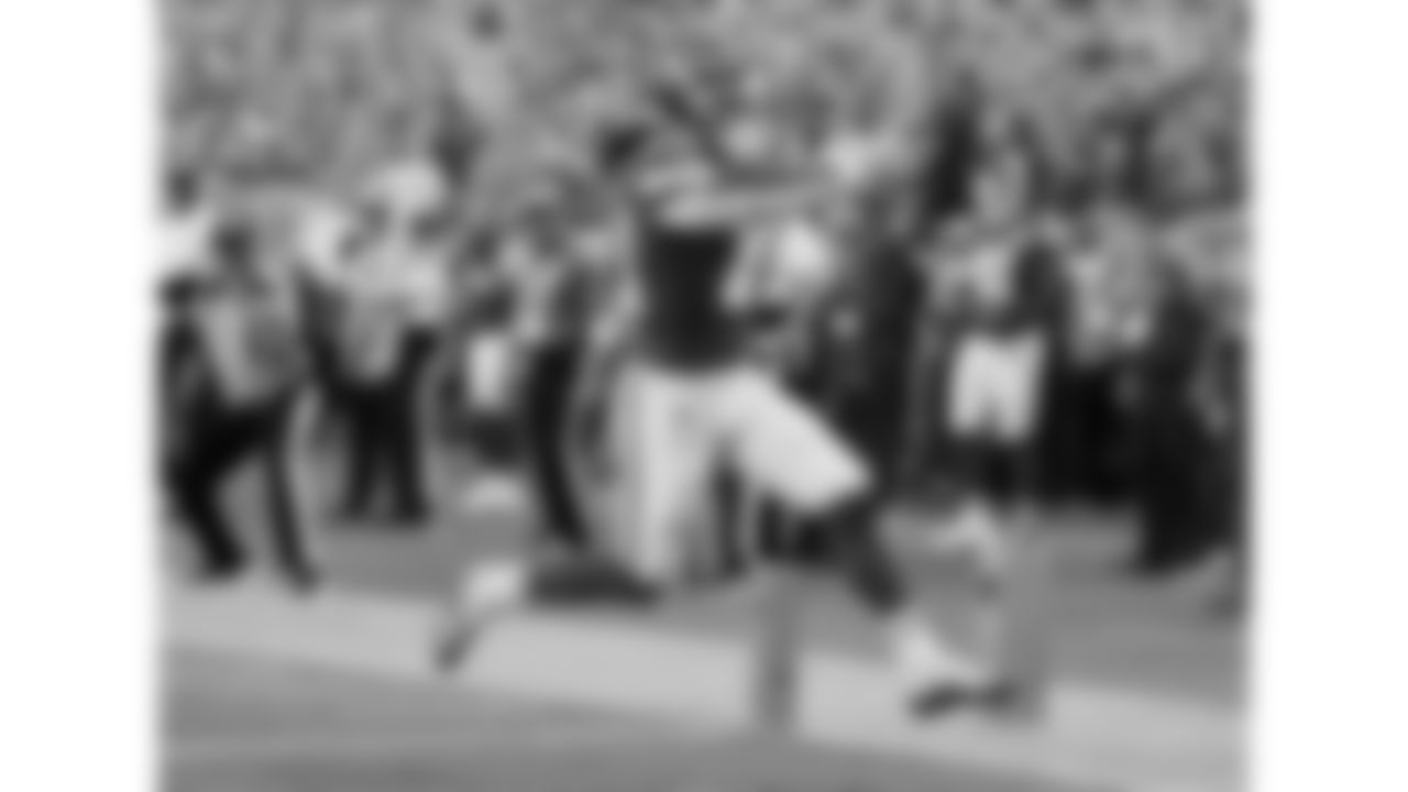 Kansas City Chiefs running back Isiah Pacheco (10) runs the ball to the end zone during the week 4 NFL football game against the Baltimore Ravens, Sunday, September 28, 2025 in Kansas City, MO.