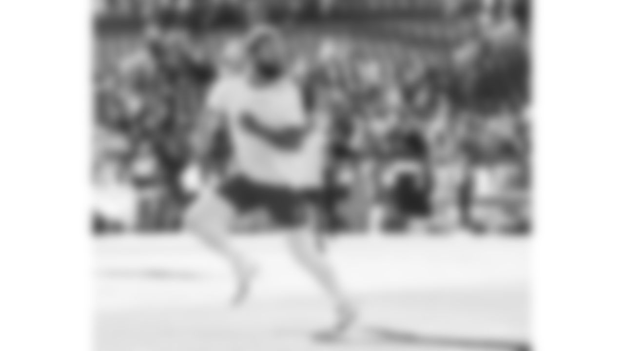 Kansas City Chiefs tight end Noah Gray (83) warms up prior to a week 11 NFL Football game against the Denver Broncos on Sunday, November 16, 2025 in Denver, Colorado.