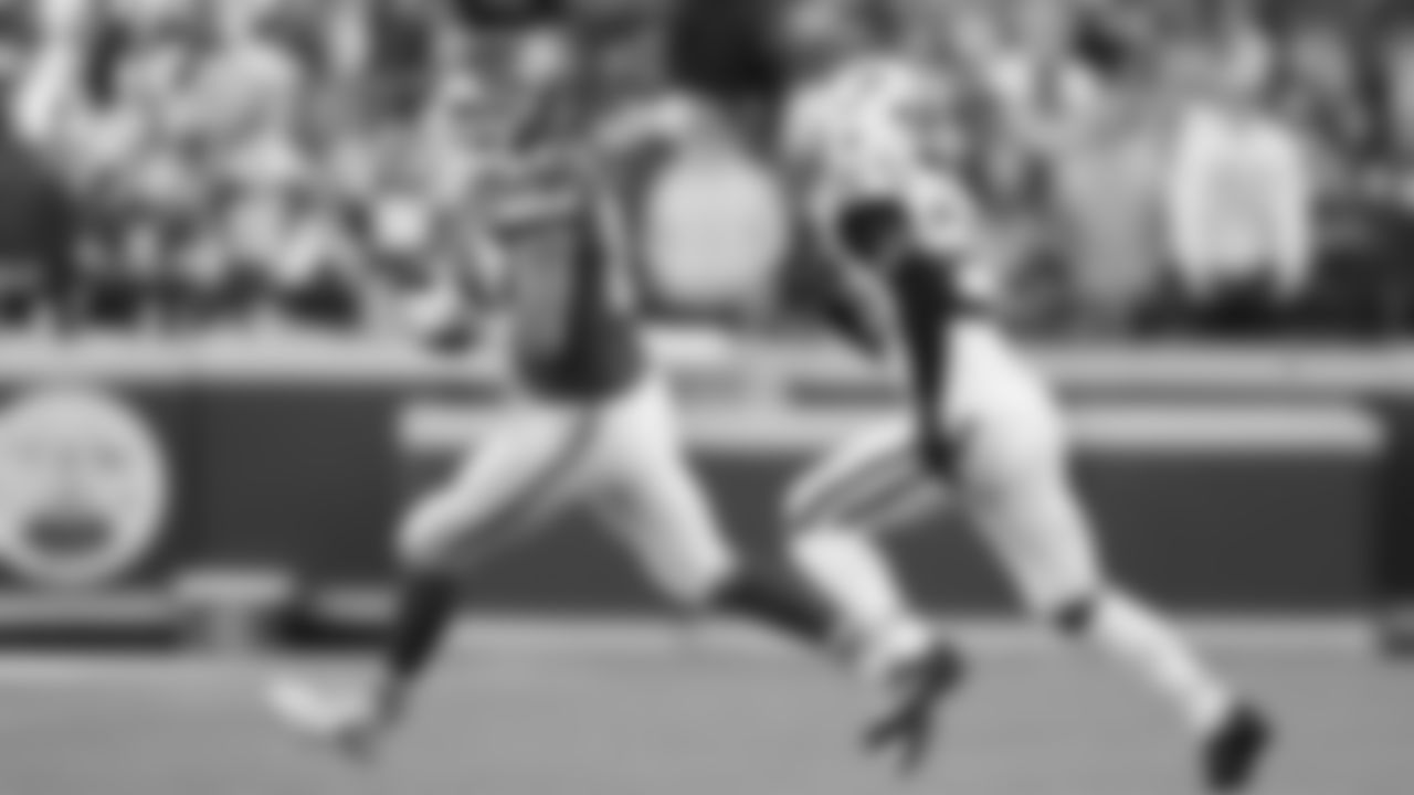 Kansas City Chiefs tight end Travis Kelce (87) runs the ball during a week 12 NFL Football game against the Indianapolis Colts on Sunday, November 23, 2025 in Kansas City, MO