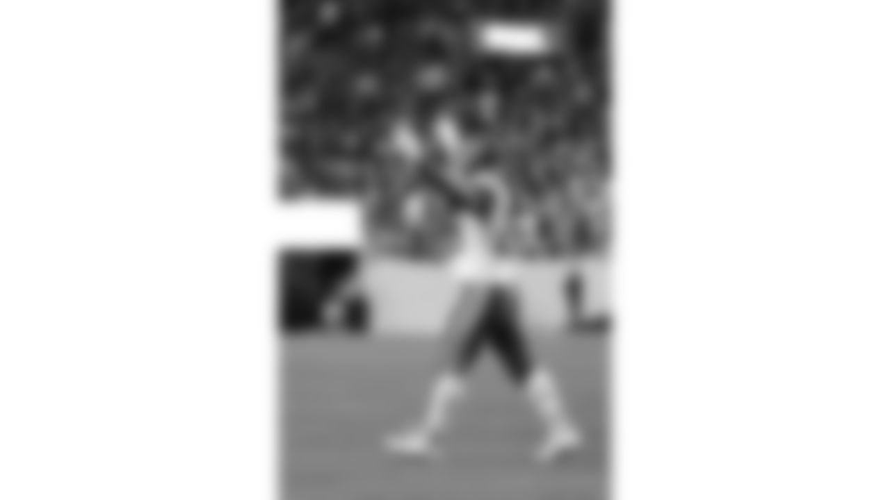 Kansas City Chiefs running back Kareem Hunt (29) celebrates his touchdown during a week 11 NFL Football game against the Denver Broncos on Sunday, November 16, 2025 in Denver, Colorado.