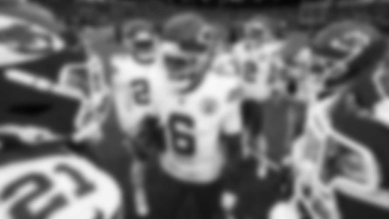 Kansas City Chiefs safety Bryan Cook (6) addresses the defensive backs huddle prior to a week 18 NFL football game against the Las Vegas Raiders, Sunday, January 4, 2026 in Las Vegas, NV.