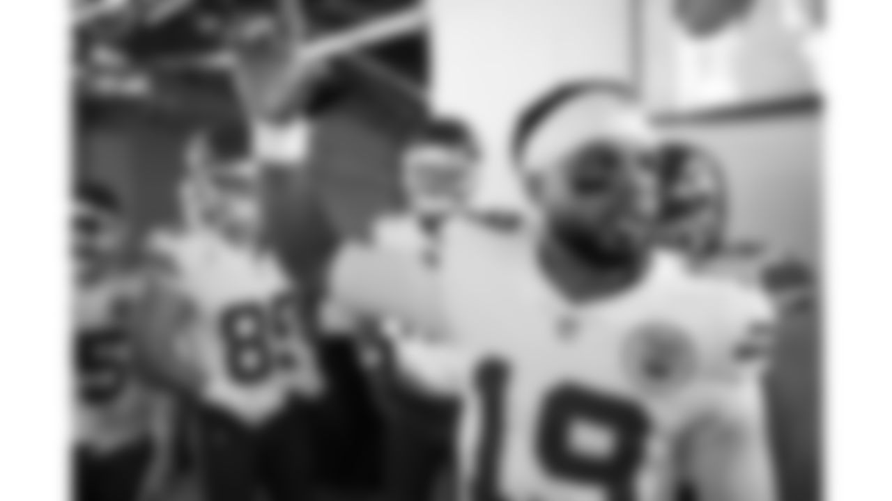 Kansas City Chiefs quarterback Chris Oladokun (19) addresses the team in the tunnel prior to a week 18 NFL football game against the Las Vegas Raiders, Sunday, January 4, 2026 in Las Vegas, NV.