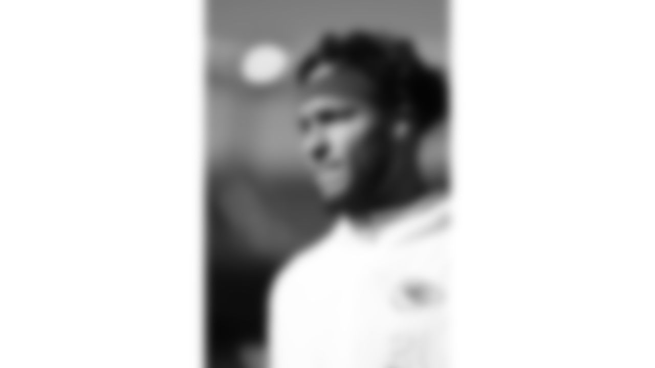 Kansas City Chiefs defensive back Jaden Hicks (21) warms up prior to a week 11 NFL Football game against the Denver Broncos on Sunday, November 16, 2025 in Denver, Colorado.