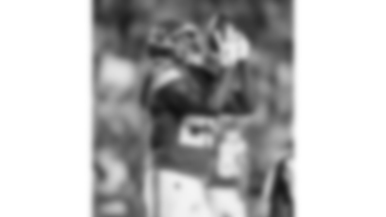 Kansas City Chiefs running back Kareem Hunt (29) celebrates a touchdown during a week 8 NFL Football game against the Washington Commanders on Monday, October 27, 2025 in Kansas City, MO.