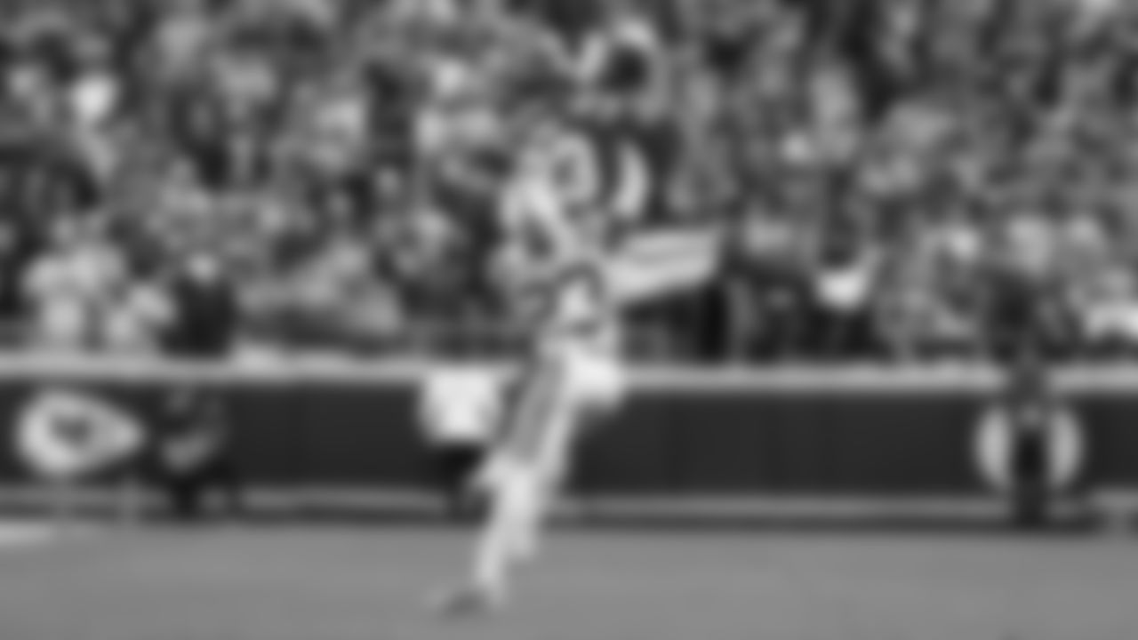 Kansas City Chiefs tight end Noah Gray (83) catches a pass during a week 12 NFL Football game against the Indianapolis Colts on Sunday, November 23, 2025 in Kansas City, MO