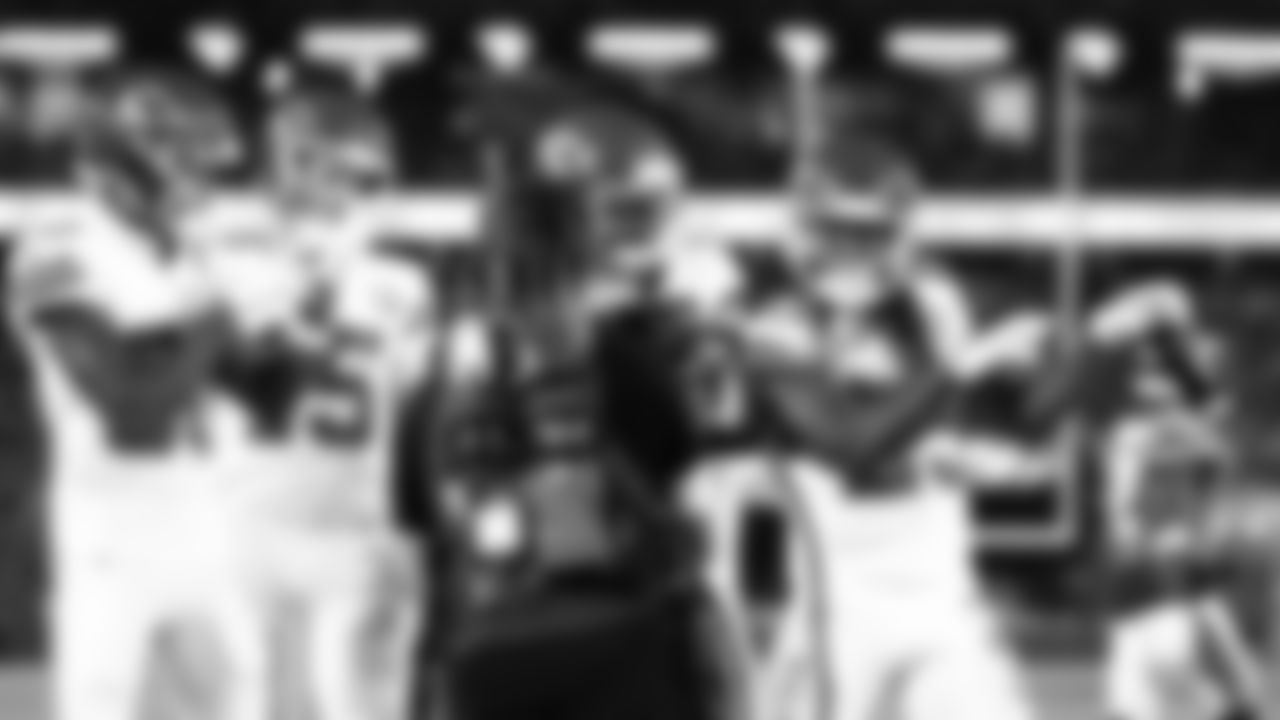 Kansas City Chiefs running back Kareem Hunt (29) dances in the end zone with wide receiver Tyquan Thornton (80), quarterback Patrick Mahomes (15) and wide receiver JuJu Smith-Schuster (9) during the week 5 NFL football game against the Jacksonville Jaguars, Monday, October 6, 2025 in Jacksonville, FL.