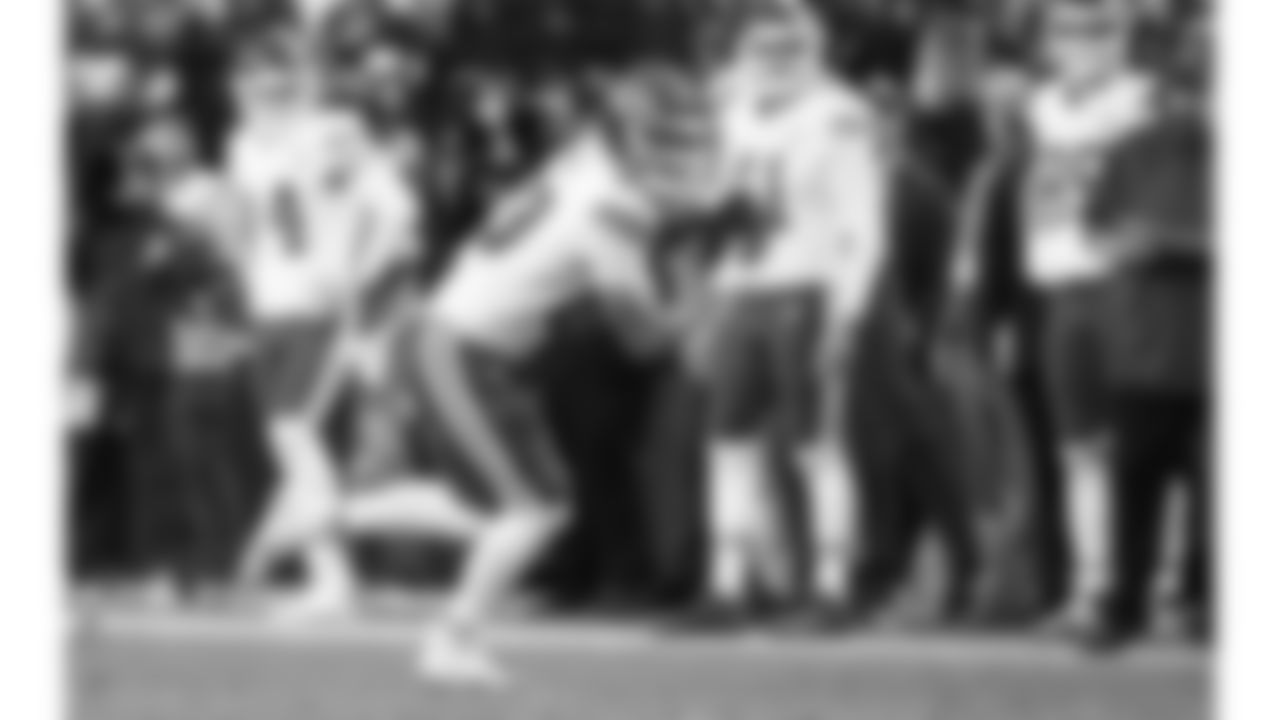 Kansas City Chiefs tight end Noah Gray (83) catches the ball during a week 18 NFL football game against the Las Vegas Raiders, Sunday, January 4, 2026 in Las Vegas, NV.