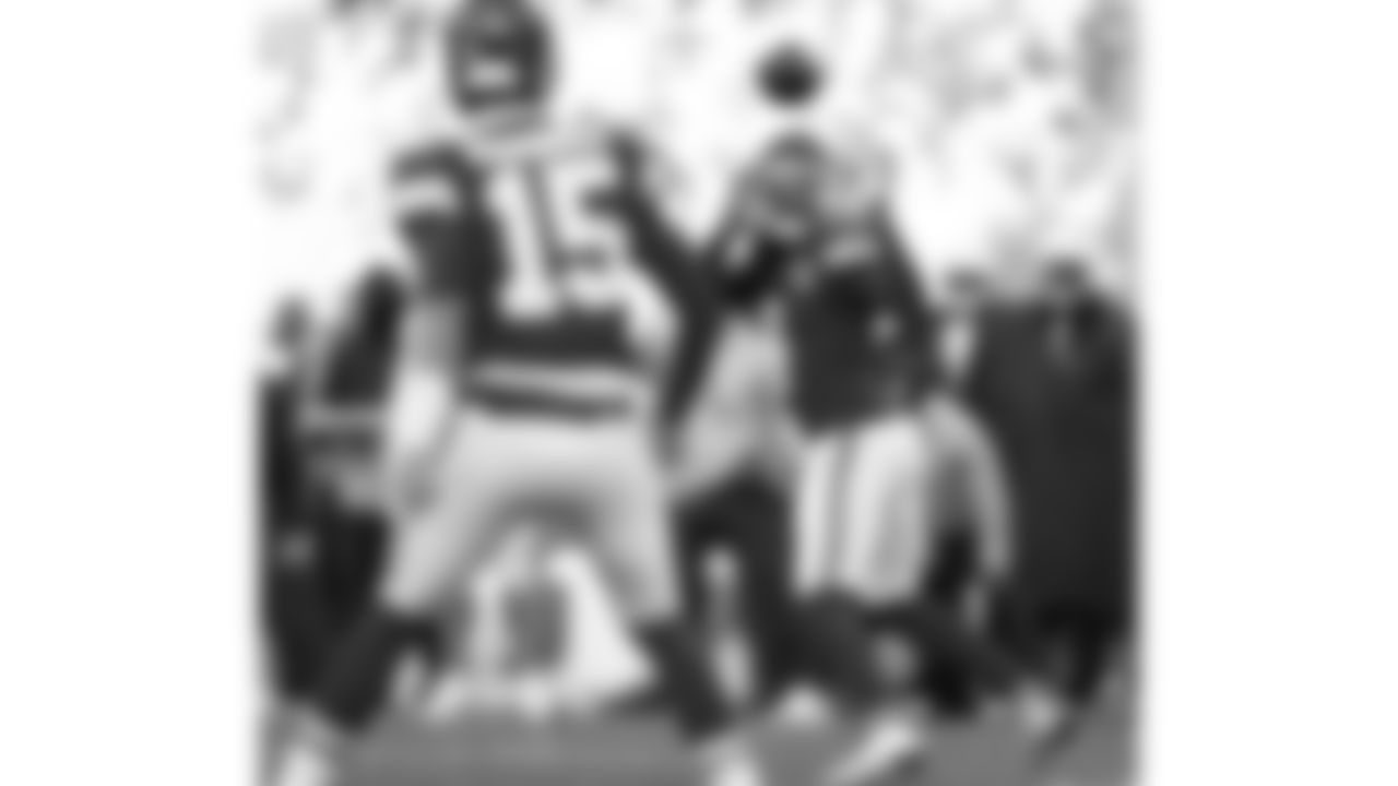 Kansas City Chiefs wide receiver Rashee Rice (4) catches the ball during a week 15 NFL football game against the Los Angeles Chargers, Sunday, December 14, 2025 in Kansas City, MO.