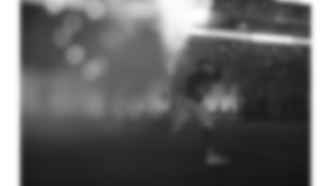 Kansas City Chiefs running back Kareem Hunt (29) takes to the field during player introductions prior to a week 8 NFL Football game against the Washington Commanders on Monday, October 27, 2025 in Kansas City, MO.