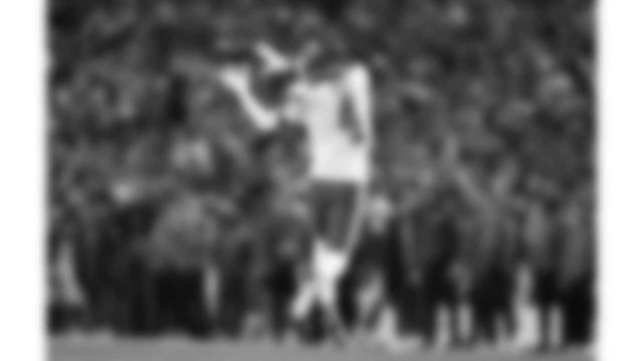 Kansas City Chiefs wide receiver Rashee Rice (4) catches a pass during a week 9 NFL football game against the Buffalo Bills, Sunday, November 2, 2025 in Buffalo, NY