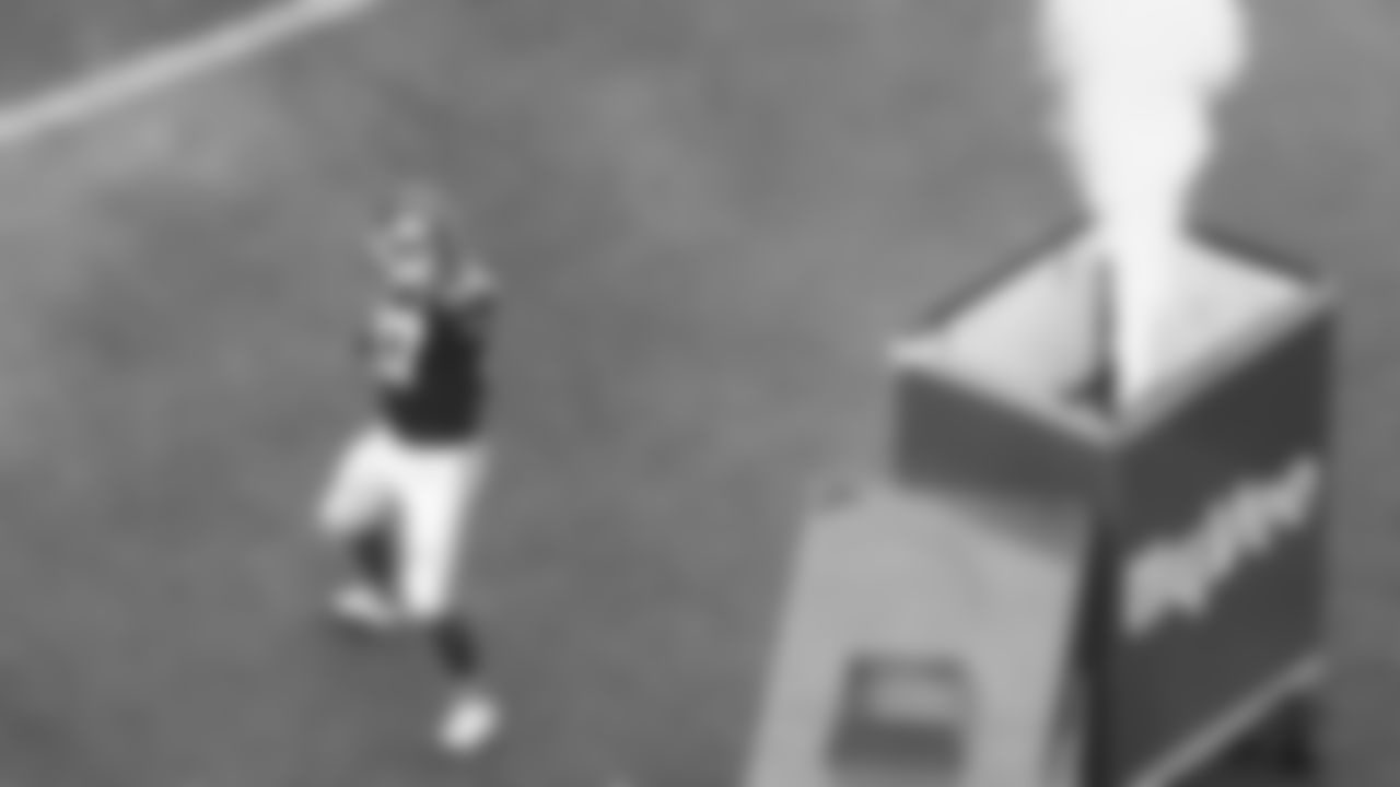 Kansas City Chiefs tight end Travis Kelce (87) runs out from the tunnel prior to the week 2 NFL football game against the Philadelphia Eagles, Sunday, September 14, 2025 in Kansas City, MO.