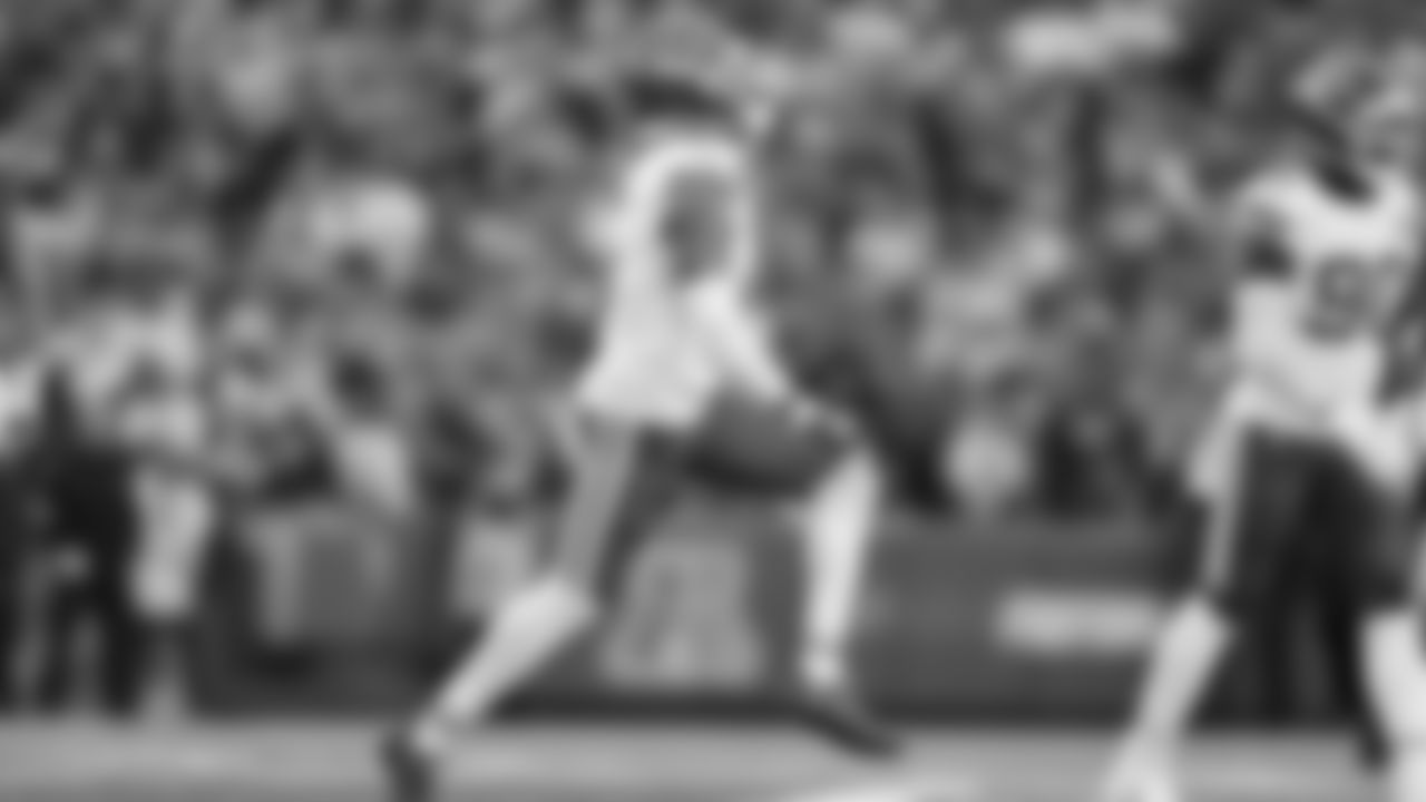 Kansas City Chiefs safety Bryan Cook (6) celebrates during a week 9 NFL football game against the Buffalo Bills, Sunday, November 2, 2025 in Buffalo, NY