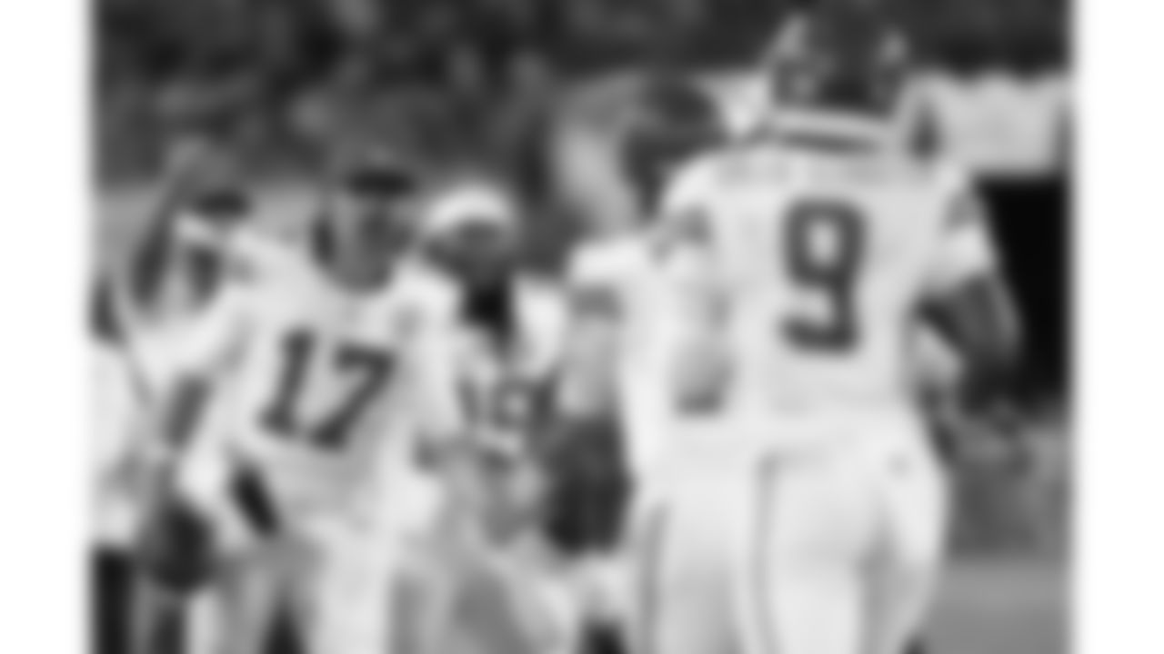 Kansas City Chiefs quarterback Gardner Minshew (17) and running back Kareem Hunt (29) high five quarterback Patrick Mahomes (15) on the sideline during the week 5 NFL football game against the Jacksonville Jaguars, Monday, October 6, 2025 in Jacksonville, FL.