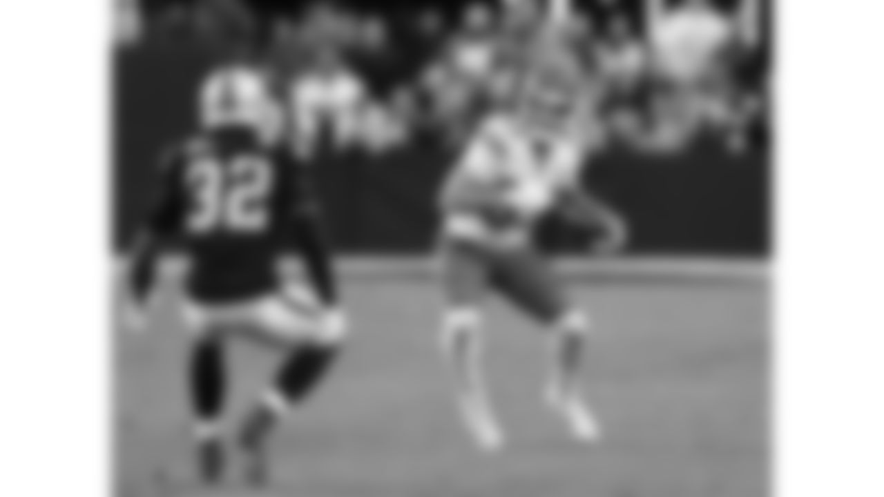 Kansas City Chiefs tight end Noah Gray (83) runs with the ball during a week 18 NFL football game against the Las Vegas Raiders, Sunday, January 4, 2026 in Las Vegas, NV.