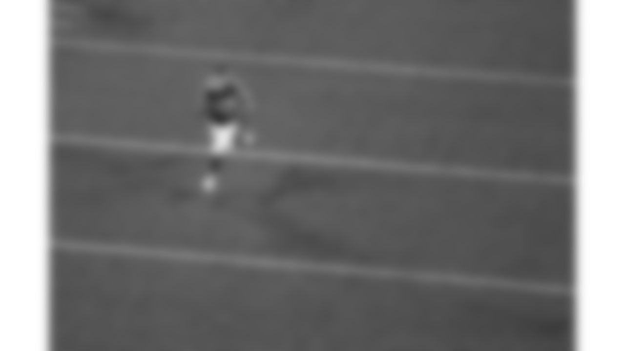 Kansas City Chiefs tight end Travis Kelce (87) runs with the ball during a week 8 NFL Football game against the Washington Commanders on Monday, October 27, 2025 in Kansas City, MO.