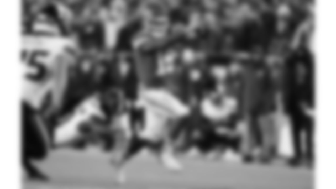 Kansas City Chiefs quarterback Patrick Mahomes (15) scrambles for a first down during an NFL week 14 matchup against the Houston Texans, Sunday December 7, 2025.