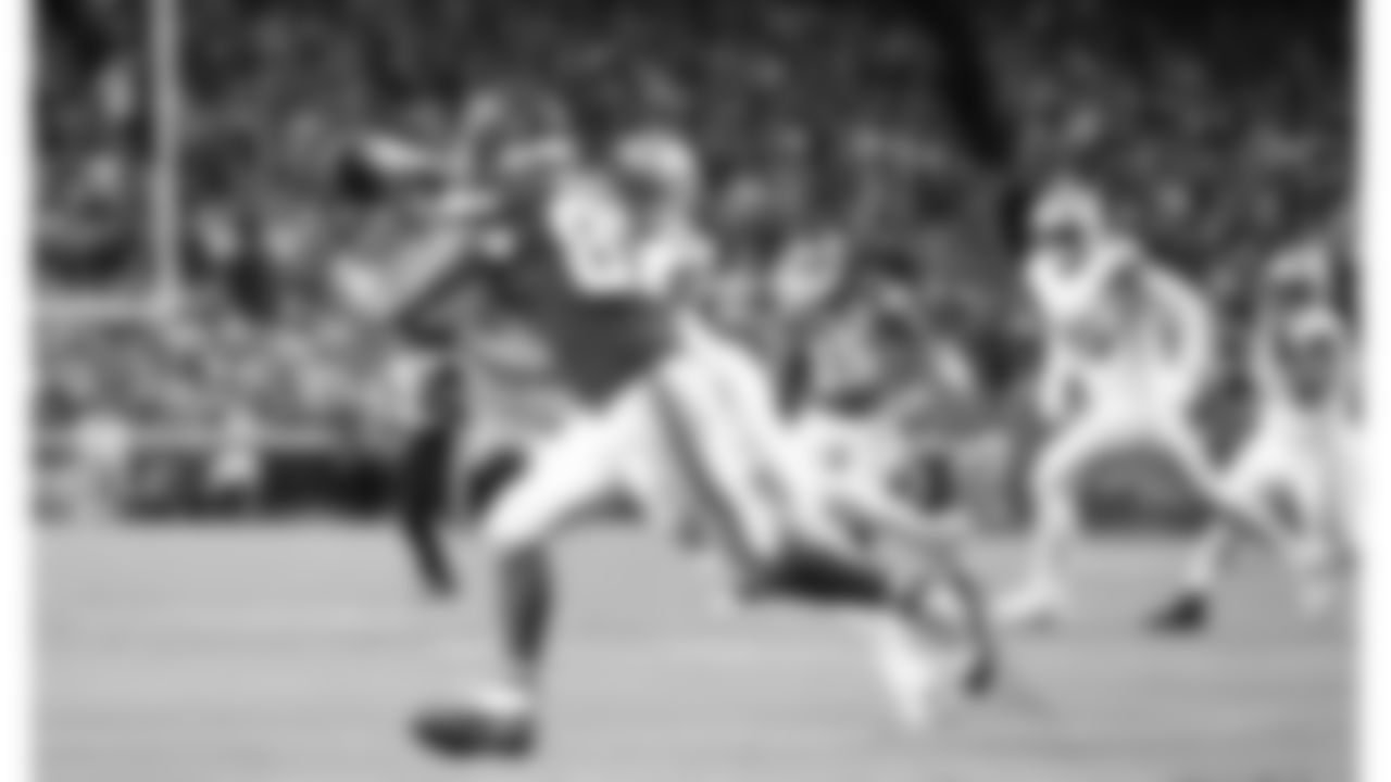 Kansas City Chiefs tight end Travis Kelce (87) catches the ball in front of Detroit Lions linebacker Jack Campbell (46) during the week 6 NFL football game, Sunday, October 12, 2025 in Kansas City, MO.