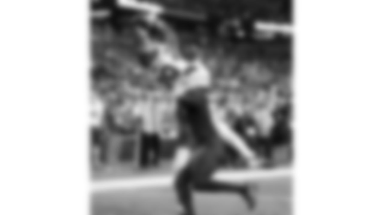 Kansas City Chiefs wide receiver Jason Brownlee (89) catches a touchdown pass over Arizona Cardinals cornerback Max Melton (16) during a preseason week 1 NFL football game, Saturday, August 9, 2025 in Glendale, AZ.