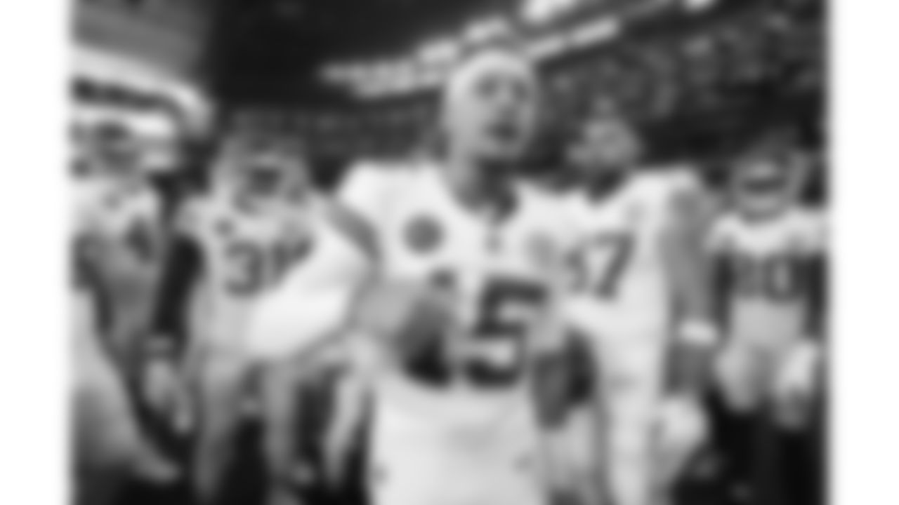 Kansas City Chiefs quarterback Patrick Mahomes (15) speaks in the huddle prior to a week 13 NFL Football game against the Dallas Cowboys on Thursday, November 27, 2025 in Dallas, Texas.