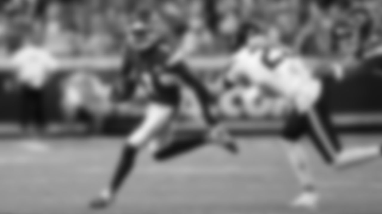 Kansas City Chiefs wide receiver Xavier Worthy (1) runs with the ball during a preseason week 3 NFL football game against the Chicago Bears, Friday, August 22, 2025 in Kansas City, MO.