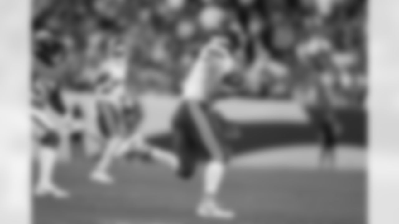 Kansas City Chiefs tight end Travis Kelce (87) runs with the ball during a week 11 NFL Football game against the Denver Broncos on Sunday, November 16, 2025 in Denver, Colorado.