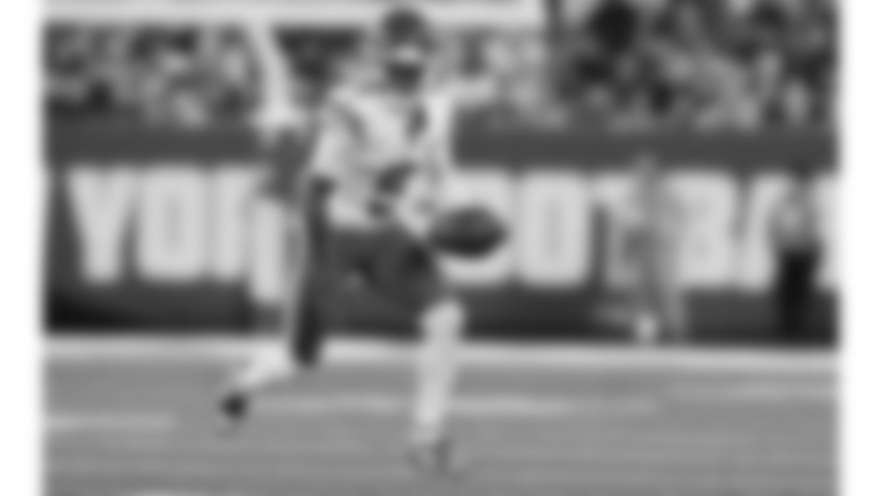 Kansas City Chiefs wide receiver Hollywood Brown (5) runs with the ball during the week 3 NFL football game against the New York Giants, Sunday, September 21, 2025 in East Rutherford, NJ.